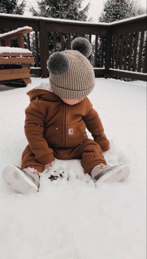 Baby First Snow Pictures, Baby Snow Photoshoot, Baby Snow Pictures, Baby Winter Photoshoot, Winter Baby Photoshoot Ideas, Snow Baby Pictures, Winter Baby Pictures, Winter Babies, Baby Skiing