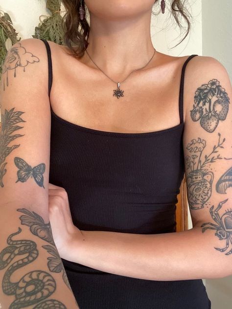 Traditional Tattoo Arm, Botanical Tattoo Sleeve, Tattoo Placement Arm, Aesthetic Tattoo Ideas, Many Tattoos, Unique Tattoo Ideas, 20 Aesthetic, Handpoke Tattoo, Botanical Tattoo