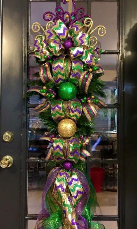 Mardi Gras Door, Mardi Gras Diy, Mardi Gras Party Decorations, Madi Gras, Mardi Gras Centerpieces, Easter Swags, Mardi Gras Crafts, Mardi Gra, Mardi Gras Food