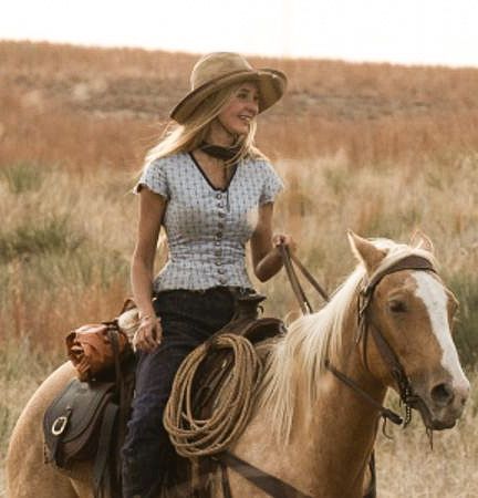 Elsa Dutton Costume, Elsa From 1883, 1883 Yellowstone Elsa, Elsa Dutton 1883, Elsa Dutton Aesthetic, Elsa 1883, 1883 Aesthetic, 1883 Elsa, 1883 Tv Series