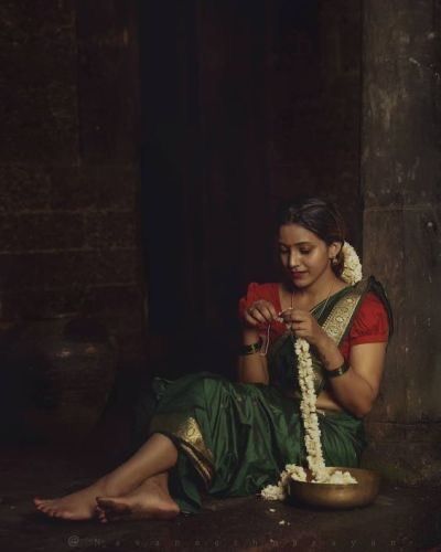 Men In Traditional, Indian Women Painting, Traditional Aesthetic, Indian Men, Join Hands, Saree Poses, Vintage India, Photography Inspiration Portrait, Indian Photoshoot