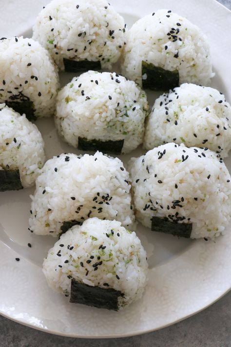 Onigiri: Japanese Rice Balls!! If you are a rice lover, you need to try this recipe! Onigiri is the perfect snack or easy lunch. These are also great to take to the beach! Rice Ball Aesthetic, Japanese Dishes Aesthetic, Japanese Lunch Aesthetic, Yummy Food Asian, Rice Balls Aesthetic, Easy Aesthetic Recipes, How To Make Rice Balls, Japan Food Snacks, Rice Aesthetics