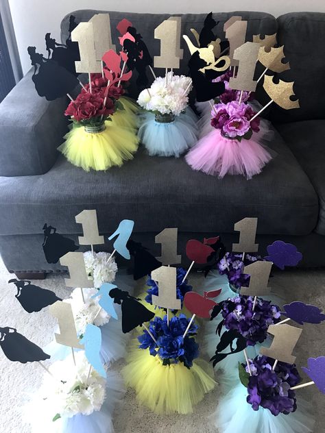 Princess Diy Party Decorations, Disney Princesses Centerpieces, Princess Center Piece Ideas, Princess Theme Centerpieces Diy, Princess Centerpiece Ideas Diy, Baby Disney Princess Centerpieces, Princess Birthday Centerpieces Diy, Disney Princess Flower Centerpieces, Princess Party Table Centerpieces