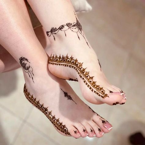 Henna Design Foot, Simple Feet Henna, Simple Foot Henna, Feet Henna Design, Leg Henna Designs, Feet Henna, Wedding Henna Designs, Finger Henna Designs, Foot Henna