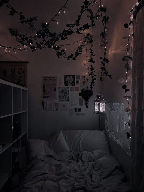 Room decoration Room Themes Aesthetic Black, Cozy Black Bedroom Aesthetic, Dark Asthetics Rooms, Room Asthetics Ideas, Dark Room Vibes, Aesthetic Rooms Dark, Dark Room Makeover, Black Room Decor Bedroom Dark, Moody Bedroom Lighting