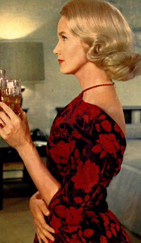 Eva Marie Saint in North By Northwest (1959) Harry Kress, costume designer. Smart Casual White, Eva Marie Saint, Mystery Woman, North By Northwest, 1960s Dresses, Bright Red Hair, Gentlemen Prefer Blondes, Eva Marie, Old Hollywood Glam