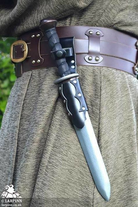 Knife Holster, Armadura Medieval, Dagger Tattoo, Medieval Costume, Cool Swords, Medieval Clothing, Knife Sheath, Leather Projects, Fantasy Clothing