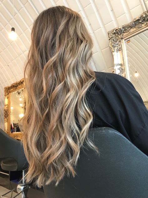 Natural Balayage Long Hair, Wavy Blonde Balayage, Natural Balyage On Light Brown Hair, Light Brown Hair With Blonde Highlights Long, Light Brown Highlighted Hair, Natural Balayage Light Brown, Warm Dirty Blonde Hair, Soft Blonde Highlights On Brown Hair, Long Bronde Hair