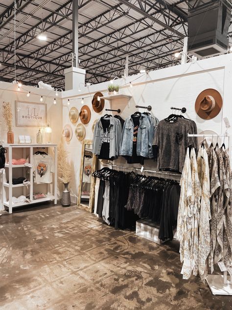 Clothing Boutique Booth Setup, Consignment Store Ideas, 10 X 10 Booth Display Ideas, Western Boutique Names, Boutique Set Up, Painted Tree Boutique Booth Ideas, Boutique Set Up Ideas Spaces, Boutique Design Ideas, Clothing Store Decor