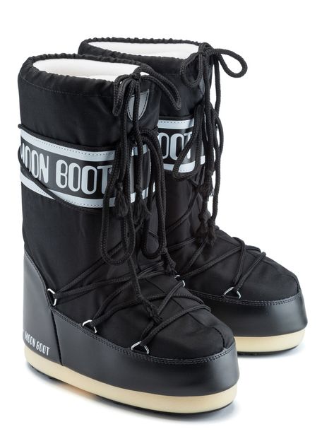 MOON BOOT MOON BOOT KIDS BOOTS FOR FOR BOYS AND FOR GIRLS. #moonboot #shoes Outfits With Moon Boots, Footwear Inspiration, Snow Clothes, Ski Fit, Ski Trip Outfit, Alpine Ski, Kid Outfits, Up Logo, Fashion Shoes Heels