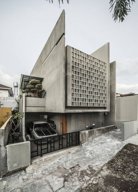 Minimax House by Ebenhaezer Lontoh | HomeAdore Brutalism House Design, Concrete Facade Design, Industrial House Facade, Brutalism House, Industrial House Design, Industrial House Exterior, Eksterior Modern, Industrial Home Design, Facade Architecture Design