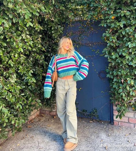 Winter Bright Outfits, Bright Outfits Aesthetic, Audio Pictures, Bright Winter Outfits, Trend Pants, Modern Fits, Striped Sweater Outfit, Fall Blonde Hair, Throwing Fits