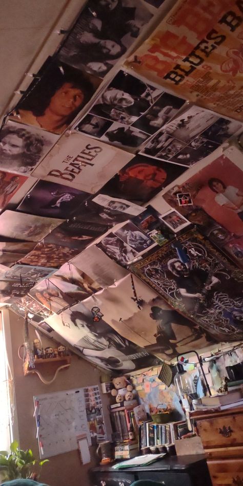 Alternative Room Decor Grunge, Teenage Dirtbag Room Decor, Bedroom Inspirations Teenage Grunge, Teenage Dirtbag Aesthetic Room, Teenage Dirtbag Bedroom, Dark Bedroom Aesthetic Grunge, Teenage Dirtbag Room, Ceiling Posters, Bedroom Wall Panel