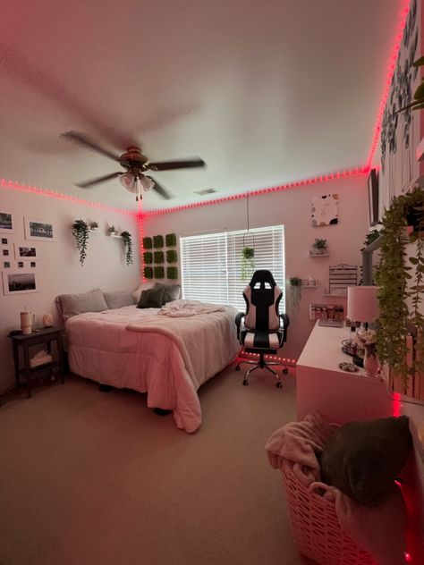 Room Ideas For Rectangle Bedroom, Pink Wall Room Ideas Bedrooms, Room Ideas Square Bedroom, Cute Room Inspo For Small Rooms, Y2k House Aesthetic, Large Room Ideas Bedroom, Room Inspiration Bedroom Simple, Room Aranging Ideas, 20 Year Old Room Ideas Bedrooms