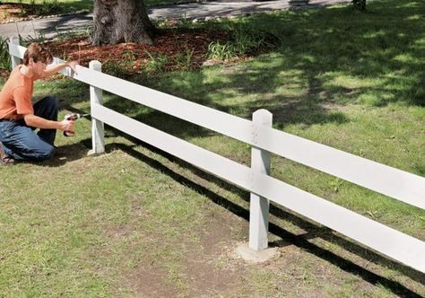 This is a short fence but it can help your kids at least get the idea not to go out of the yard. It also looks nice and helps to create a cute dividing line instead of a privacy fence. Short Fence, Country Fences, Small Fence, Cheap Fence, Living Fence, White Fence, Modern Pergola, Diy Fence, Front Yard Fence