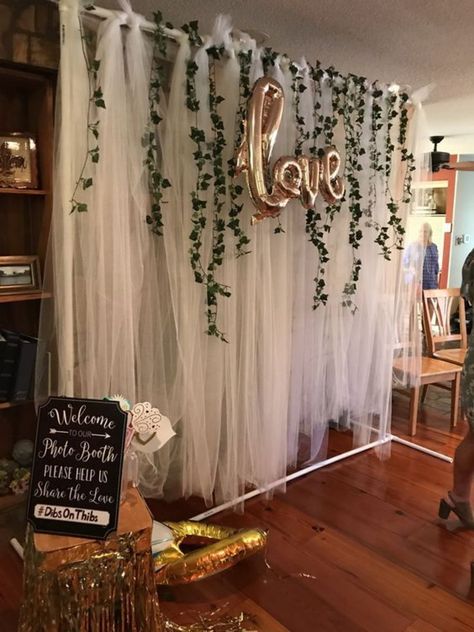 Bridal Shower Chair, Bridal Shower Backdrop, Diy Wedding Backdrop, Bridal Shower Photos, Wedding Backdrop Decorations, Diy Event, Rustic Bridal, Bridal Shower Rustic, Backdrop Decorations