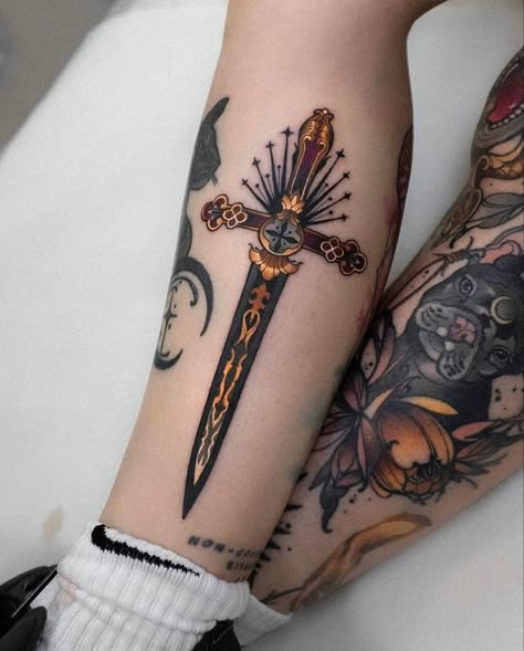 Person With Tattoos, Gotik Tattoo, Muster Tattoos, 4 Tattoo, Tatuaje A Color, Dagger Tattoo, Dark Tattoo, Dream Tattoos, 문신 디자인