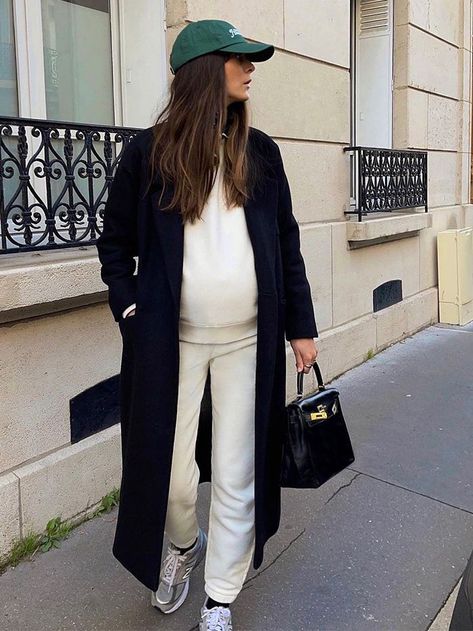 Chic Fall Maternity Outfits, Minimal Maternity Style, Jean Pregnancy Outfits, Preggo Fashion Winter, Pregnancy Outfits Street Style, Fall Pregnancy Style, Old Money Maternity Outfits, Bump Fashion Summer, Maternity Street Style Winter