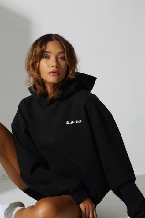 Hoodie Oversize, Hoodie Brands, Studio Photoshoot, 50 Style, Clothing Photography, Elegantes Outfit, Hoodie Outfit, Branding Photoshoot, Mode Streetwear