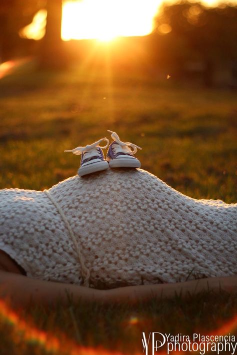 Maternity Photos With Blanket, Corn Maze Maternity Pictures, Maternity Photo Shoot Ideas September, Cute Fall Maternity Pictures, Fun Maternity Photoshoot, Maternity Shoot Park Photo Ideas, Maternity Photo Shoot Ideas Mountains, Pregnant Poses Photoshoot, Maternity Photo Shoot Poses Mom