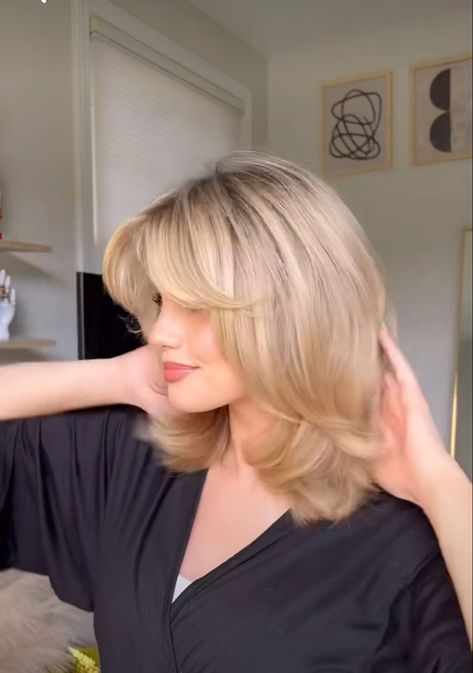 Short Hair With Movement, Cute Haircuts Blonde, Shorter Layered Haircuts Mid Length, Women’s Layered Hairstyles, Cute Haircuts For Blondes, Hairstyles For Long Necks, 60s Layers Hair, Olivia Hatcher Hair, Avery Woods Hair