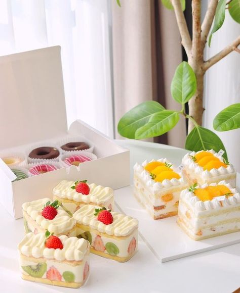 high quality transparent ps plastic acrylic cake dessert tiramisu candy biscuit cookie snack box with lid Dessert Boxes Packaging, Cake Boxes Packaging, Birthday Cake Brownies, Sushi Box, Korean Dessert, Fruit Pastries, Tiny Cakes, Dessert Packaging, Kawaii Cooking