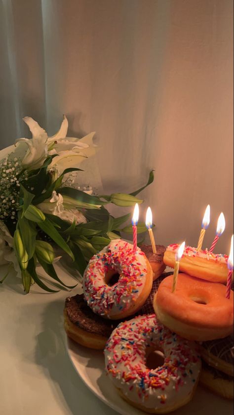 Donut Birthday Photoshoot, Birthday Donuts Ideas, Bday Brunch, Birthday Eve, Sweet 17, Birthday Donuts, Insta Photos, Pretty Dessert, 16 Birthday