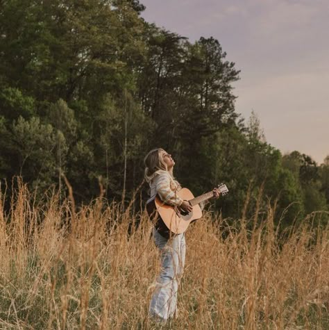 Lainey Wilson Photoshoot, Folk Pop Aesthetic, Country Guitar Aesthetic, Anne Wilson Aesthetic, Senior Picture Ideas With Guitar, Anne Wilson Wallpaper, Country Music Photoshoot, Country Singer Photoshoot, Lainey Wilson Aesthetic