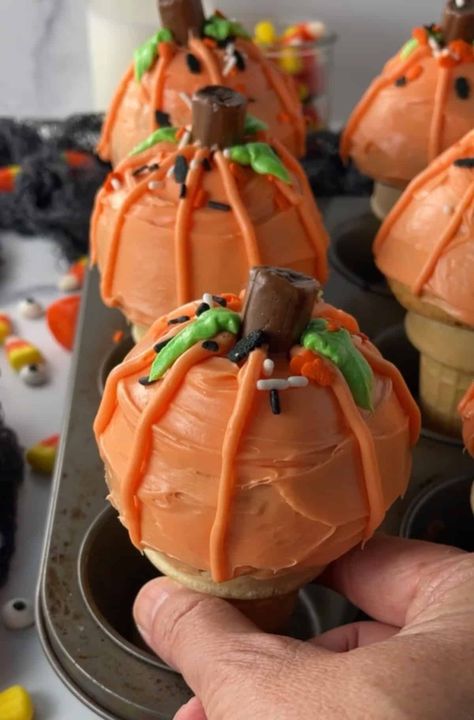 Cone Cupcakes, Ice Cream Cone Cupcakes, Cake In A Cone, Pumpkin Cupcake, Cupcake Cones, Fall Parties, Pumpkin Ice Cream, Fun Halloween Food, Pumpkin Desserts