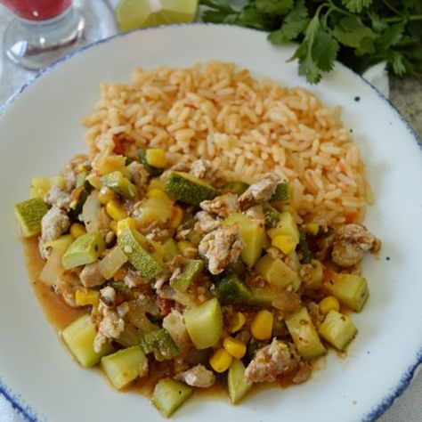 Carne de puerco con calabacitas y elote (la más rica de todas) Lomo Mechado, Pollo Recipe, Pork Chop Recipes Baked, Mexican Food Recipes Authentic, Easy Family Meals, Mexican Dishes, Chicken Dinner Recipes, Pork Recipes, Family Meals