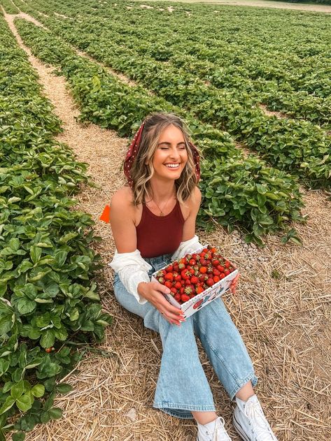 Raspberry Picking Outfit, Strawberry Field Outfit, Strawberry Patch Outfit Ideas, Cherry Picking Photoshoot, Cute Strawberry Picking Outfits, Fruit Picking Photoshoot, Strawberry Picking Outfit Aesthetic, Strawberry Picking Photoshoot, Berry Picking Photoshoot