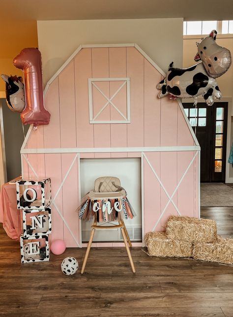 Vaquera 1st Birthday, Farm Animal First Birthday Photoshoot, First Barnyard Birthday, My First Rodeo 1st Birthday, First Birthday Farm Animal Theme, Petting Zoo First Birthday Party, Country Themed First Birthday, Diy Barnyard Birthday Decor, Pink Farm First Birthday