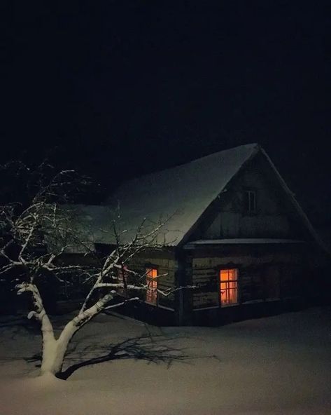 Scary Cabin Aesthetic, Snowed In Cabin, Cabin In The Woods Aesthetic Dark, Snowy Cabin Aesthetic, Cottage At Night, Cabin In The Woods Aesthetic, Creepy Cabin, Winter Cabin Aesthetic, Vila Medieval