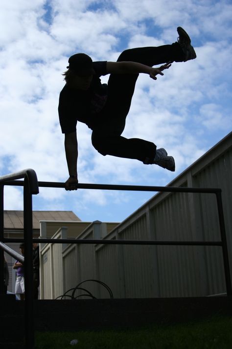 Parkour Poses Drawing, Freerunning Parkour Aesthetic, Parkour Reference, Parkour Poses Reference, Parkour Aesthetic, Parkour Poses, Parkour Photography, Parkour Gym, Action Pose Reference