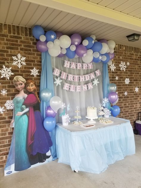 Frozen Party Decorations Diy Easy, Simple Elsa Birthday Party, Frozen Birthday Party Decorations Outdoor, Simple Frozen Theme Party Decorations, Princess Anna Birthday Party, Elsa Frozen 2 Birthday Party Ideas, Frozen Elsa Birthday Party Ideas, Frozen Birthday Party Diy, Elsa Anna Birthday Party