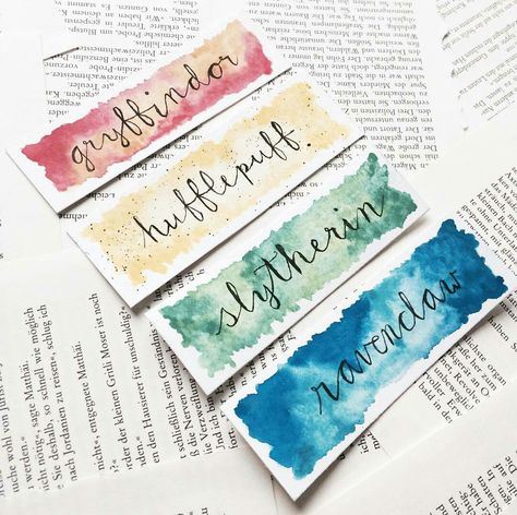 house bookmarks by elisareads Marque Page Harry Potter, Carte Harry Potter, Cer Nocturn, Harry Potter Bookmark, Handmade Bookmarks Diy, Penanda Buku, Harry Potter Printables, Harry Potter House, Festa Harry Potter