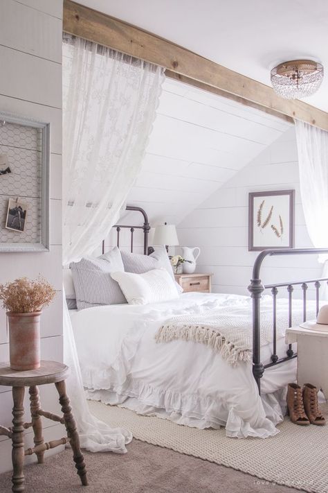 A clean and cozy farmhouse master bedroom with tons of vintage charm Camera Shabby Chic, Rustic Farmhouse Bedroom, Farmhouse Bedroom Decor Ideas, Farmhouse Style Bedrooms, Bedroom Styling, Modern Farmhouse Bedroom, Comfy Bedroom, Small Bedrooms, Chic Bedding