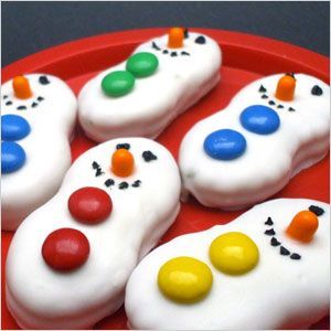 These snowman cookies look perfect for a school party or a cute gift for neighbors Snowman Cookies Recipe, Nutter Butter Cookies, Snowman Cookies, Nutter Butter, Chocolate Christmas, Dessert Easy, Christmas Snacks, Recipes Dessert, Christmas Cooking