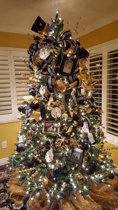 My husband's 50th bday tree. Steeler's fan and Christmas baby! New year's Eve party! New Years Eve Christmas Tree, Gatsby Christmas Decor, Gatsby Christmas Tree, Roaring 20s Christmas Tree, New Years Tree Decoration, Great Gatsby Christmas Tree, New Year’s Eve Christmas Tree, New Years Tree Ideas, New Years Christmas Tree