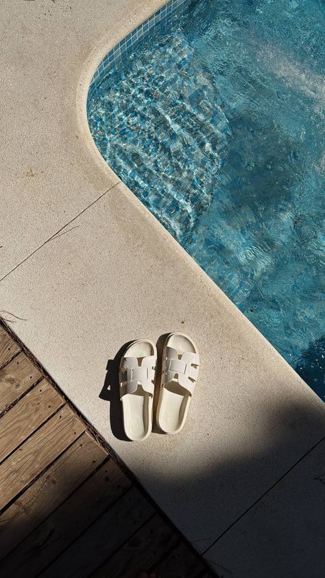 Marina_giller inst Summer Shoes Photoshoot, Slippers Photography, Shoe Product Photography, Shoes Photoshoot, Summer Shoot, Lifestyle Images, Pool Shoes, Shoes Ads, Photo Products