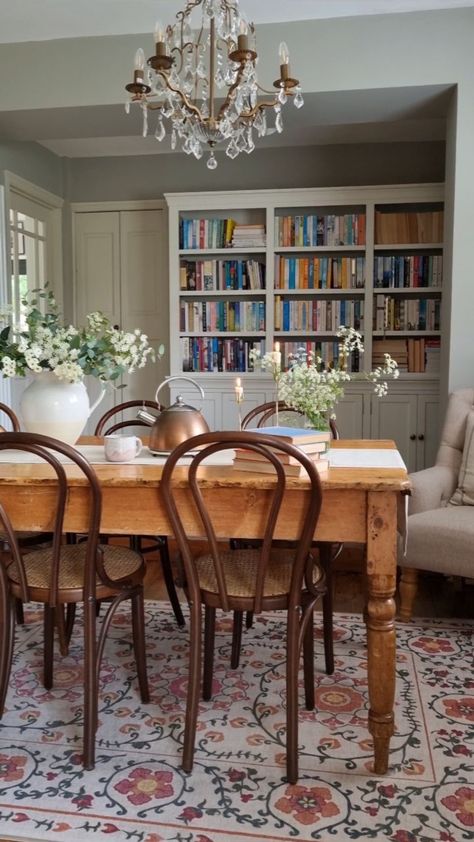 Cosy Dining Room, Farmhouse Kitchen Inspiration, Cottage Dining Rooms, House Dining Room, Country Dining Rooms, Vintage Dining Room, Dining Room Inspiration, Farmhouse Dining Room, Dining Room Rug