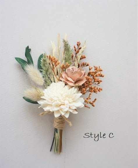 Bootinterieur Wedding Diy, Fall Corsages Wedding Mothers, Beige Boutonniere, Western Corsage, Neutral Boutonniere, Fall Corsage, Boho Wedding Boutonniere, Corsage Wedding Mother, Boho Corsage