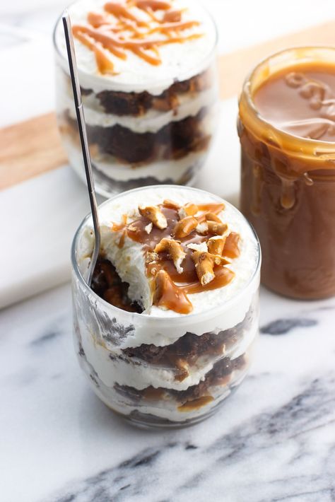 Single Serve Trifle Desserts, Salted Caramel Brownie Trifle, Single Serve Desserts For Party Cups, Small Trifle Desserts, Christmas Parfait Desserts, Brownie Trifle Cups, Individual Trifle Desserts Cups, Individual Trifle, Pudding Shooters