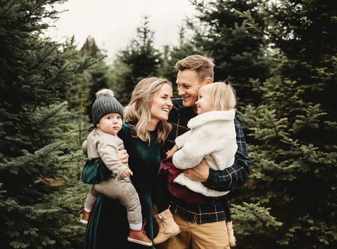 Outdoor Holiday Mini Sessions, Christmas Tree Photoshoot Ideas, Family Christmas Farm Pictures, Outdoor Christmas Photoshoot Outfits Family, Family Of 4 Holiday Photos, Outdoor Christmas Tree Photoshoot, Christmas Tree Farm Photo Shoot Family Mini Sessions, Christmas Mini Shoot Outdoor, Family Christmas Pictures Poses