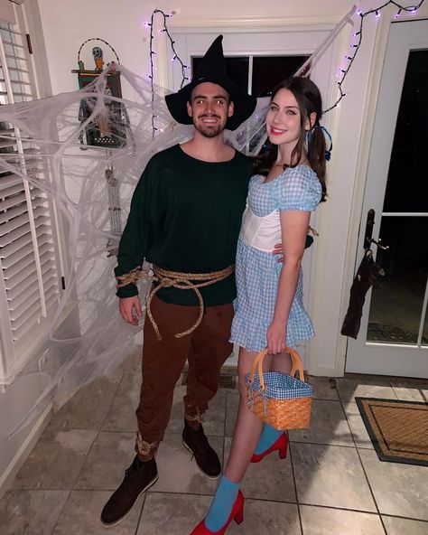 Wizard Of Oz Costume Ideas Couples, Wizard Of Oz Couple Costume, Wizard Of Oz Costume, Oz Costume, Dorothy Costume, Hoco Ideas, Scarecrow Costume, Couples Halloween Costume, Couple Costumes