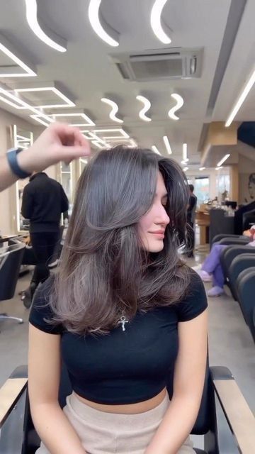 Hair Cut Layer Oval, Haircut For Medium Hair For Women, Best Haircut For Medium Hair, Two Layers Haircut, U Cut Hairstyle Medium With Layers, Hair Cuts For Long Hair With Bangs, Oval Haircut Long, Medium Layer Haircut, Haircut For Women Long Hair