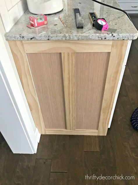 Builder Grade Kitchen Cabinets, Kitchen Renovation Diy Ideas, Kitchen Cabinet Plans, Builder Grade Kitchen, Cocina Diy, Thrifty Decor Chick, Kitchen Design Diy, Kitchen Diy Makeover, Diy Kitchen Renovation