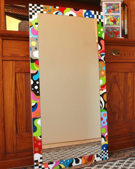 Funky Painted Mirror Frames, Mirror Frame Ideas Paint, Colorful Mirror Frame Diy Projects, Painted Mirror Frame Aesthetic, Trippy Furniture Painting, Diy Painted Mirror Frame Ideas, Aesthetic Mirror Frame, Painting Mirror Frames Diy Ideas, Mirror Frame Painting Ideas Aesthetic