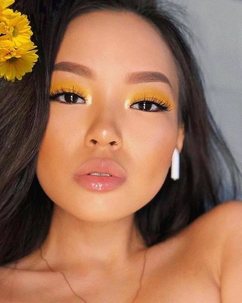 Yellow Eye Makeup, Round Face Makeup, Mekap Mata, Yellow Makeup, Yellow Eyeshadow, Lip Oils, Smink Inspiration, Makijaż Smokey Eye, Makeup Eye Looks