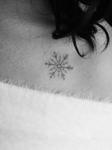 Snowflake Tattoo On Shoulder, Small Snowflake Tattoo, Iceland Tattoo, Live Slowly, Simple Leg Tattoos, Snowflake Tattoo, Hammer Tattoo, Snow Tattoo, Aquarium Pictures